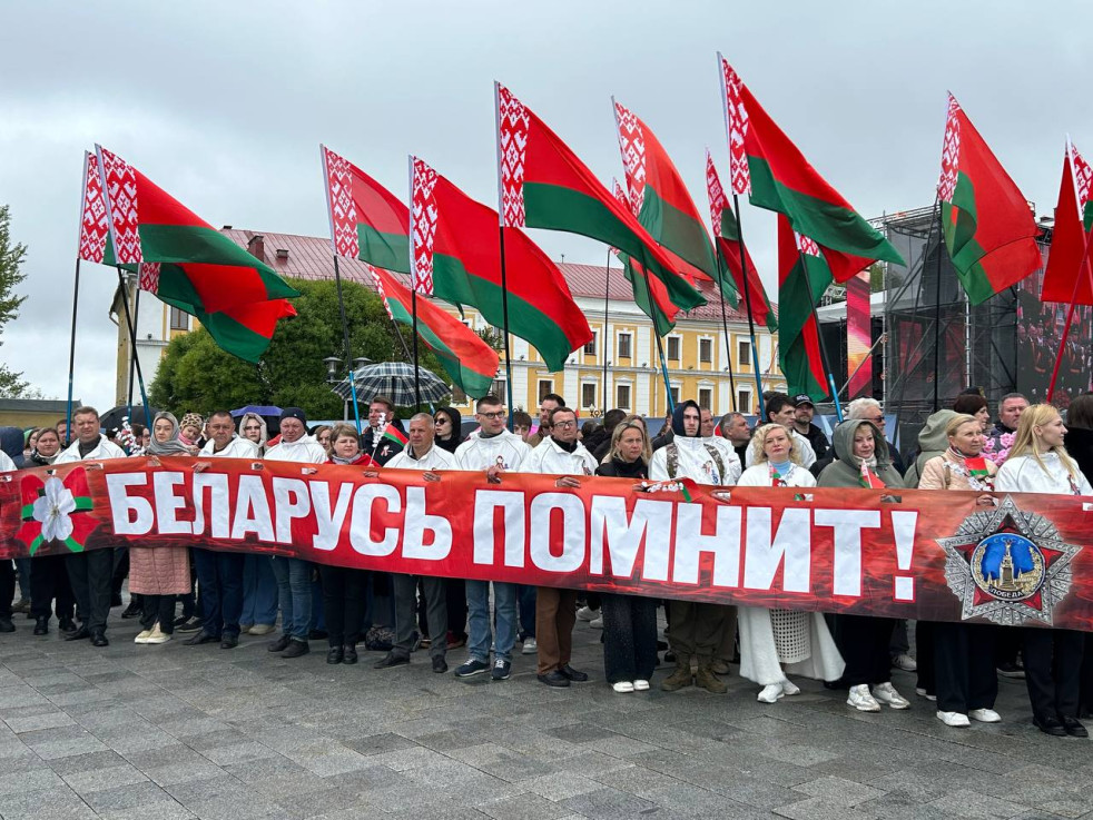 На площади Славы состоялась церемония возложения цветов к Вечному огню