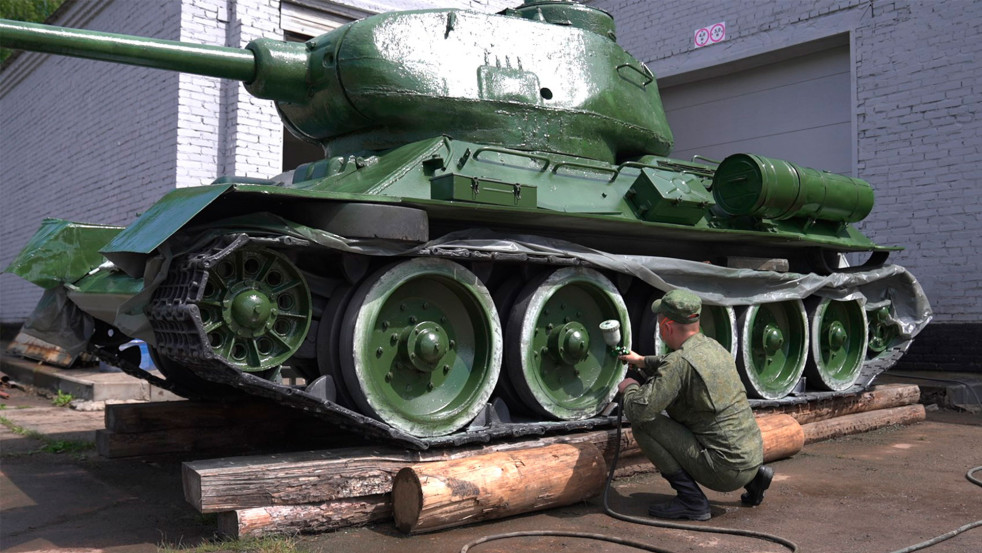 Советский танк Т-34 реставрируют военнослужащие в Могилеве