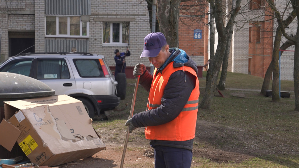 Весенняя уборка: как приводят в порядок дворы Могилёва