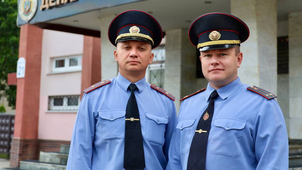 Проехать мимо не позволил долг: сотрудники Департамента охраны спасли пенсионеров из горящего дома