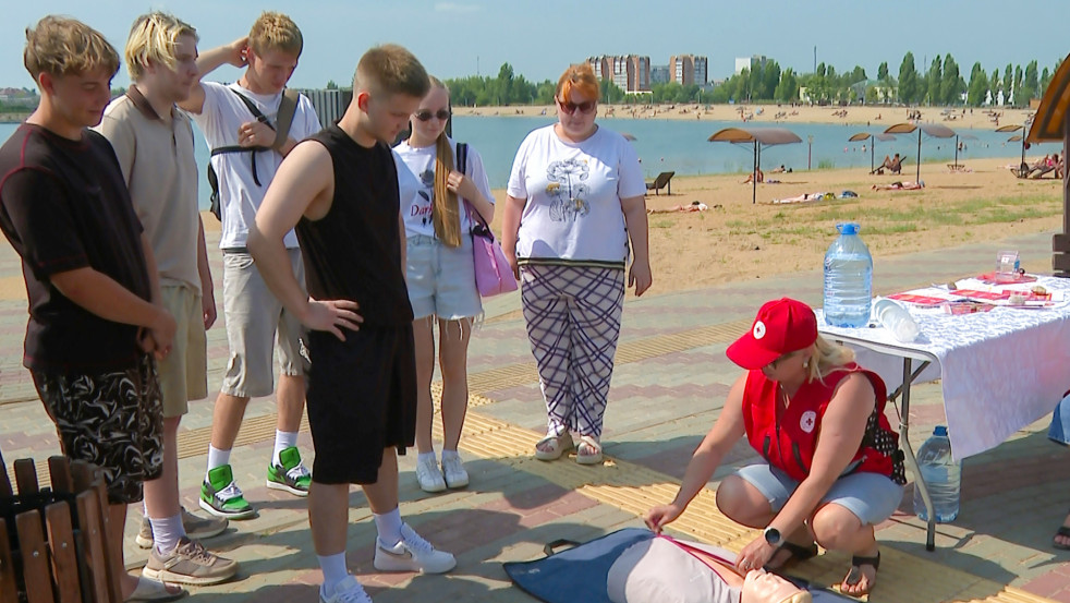 Уроки первой помощи на пляже: волонтёры Красного Креста провели мастер-класс на Святом озере