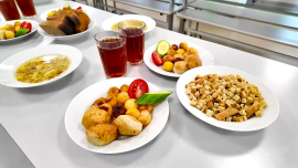 Шашлык, пельмешки и рыбные стейки: какое меню предлагают детям в школьных столовых
