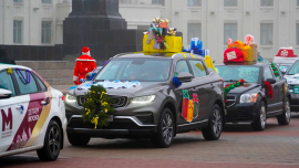 По городским улицам проехали нарядные стилизованные авто со сказочными персонажами